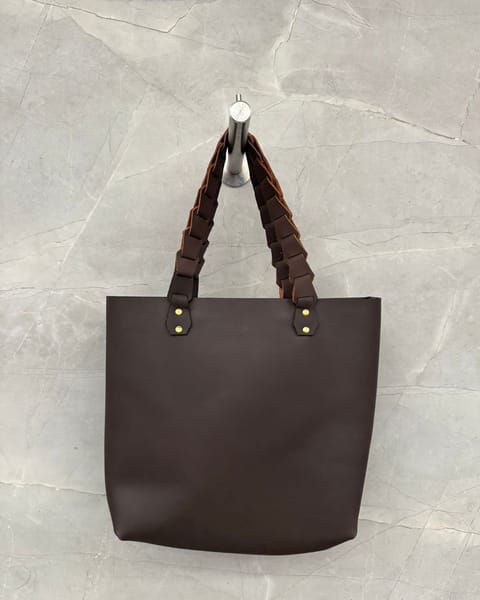 Bolso tote de cuero café con las asas trenzadas