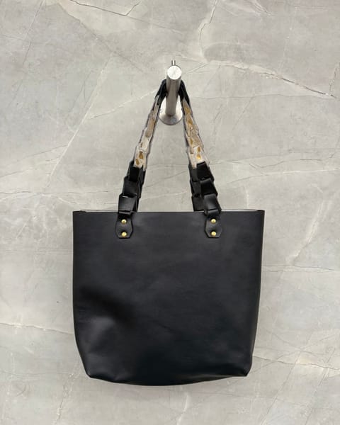 Bolso tote de cuero negro con las asas combinadas con peludo