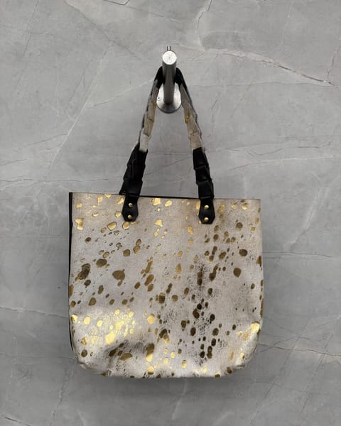 Bolso tote en peludo Oro Blanco, con las asas trenzadas combinadas