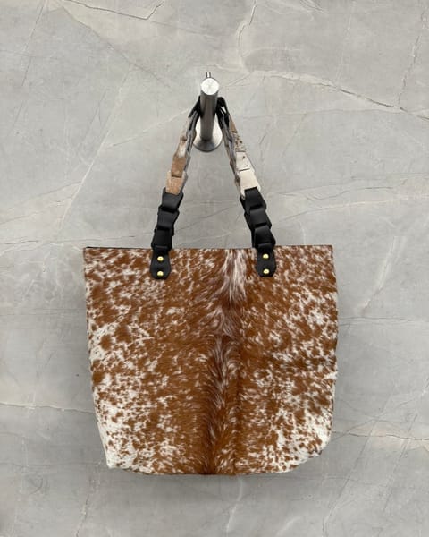Bolso tote en peludo Vaca, con las asas combinadas