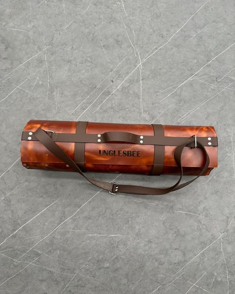 Estuche de cuchillos de cuero miel enrollado, con un nombre grabado
